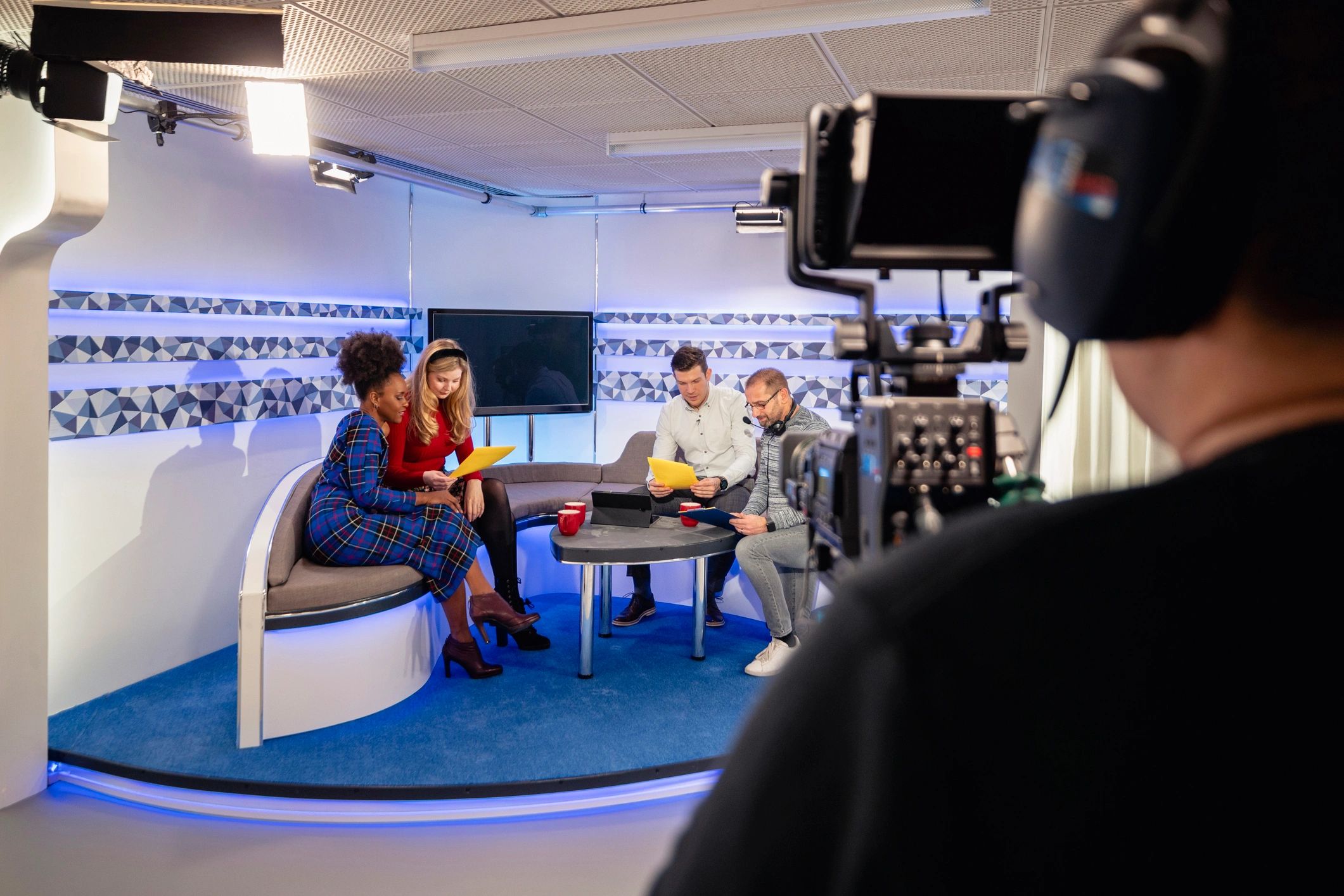Equipo grabando una producción en estudio