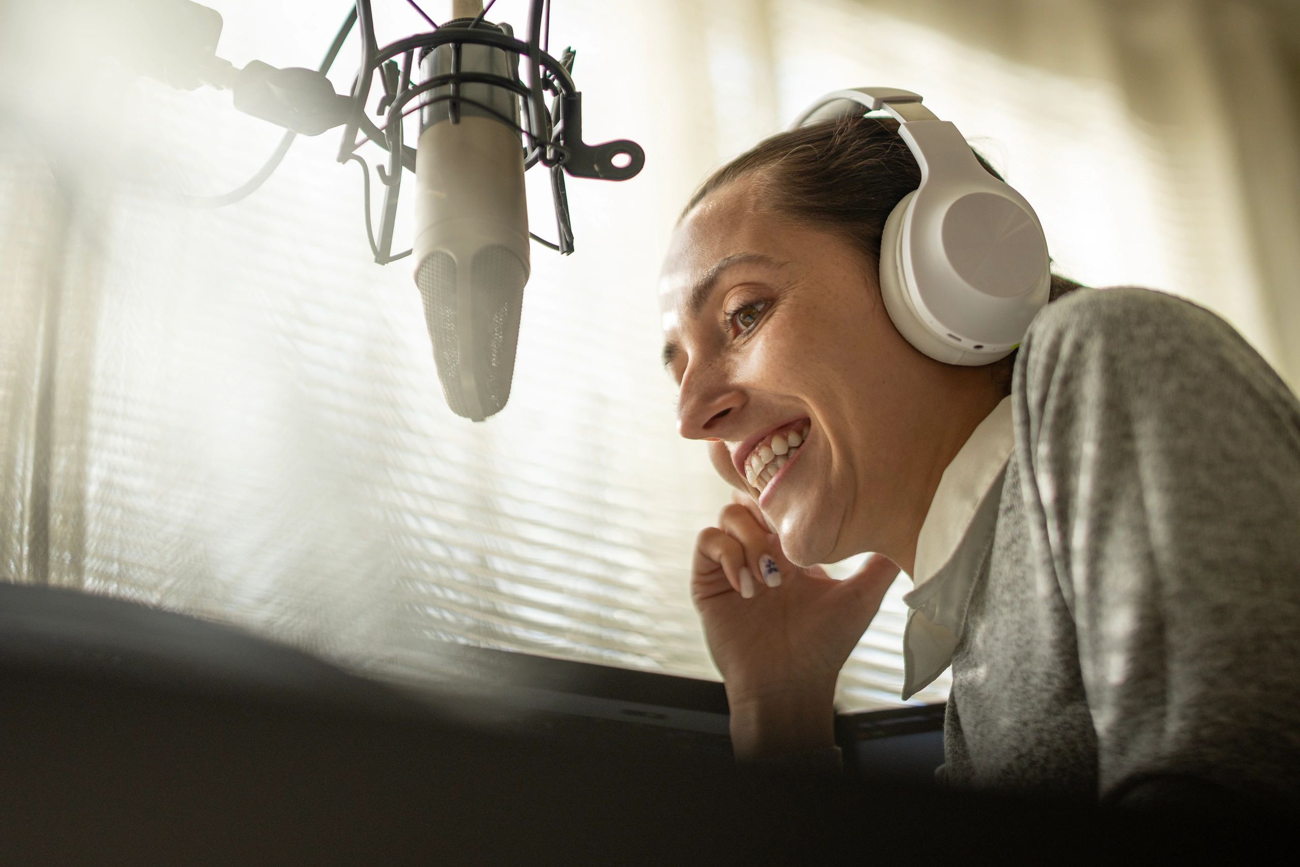 Creadora grabando contenido de audio en un estudio profesional